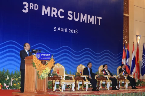 Premier vietnamita concluye asistencia a reunión de alto nivel de MRC 