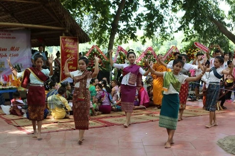 Comunidad laosiana en Hanoi celebra fiesta tradicional 