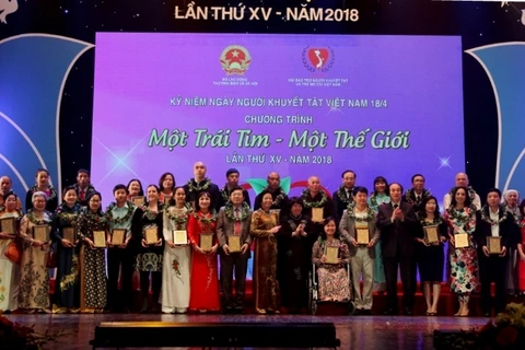 Benefactores donan un millón de dólares para discapacitados vietnamitas