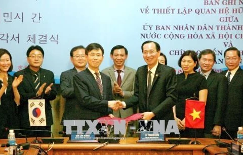 Ciudad Ho Chi Minh y Gyeonggi de Sudcorea establecen lazos de amistad y cooperación