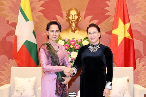 Presidenta del Parlamento de Vietnam destaca papel femenino al recibir a consejera de Estado de Myanmar 