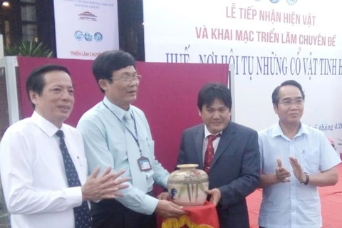 Recibe la provincia centrovietnamita de Hue donación de objetos antiguos