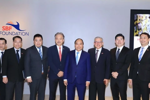 Premier vietnamita se reúne con gerentes de grupos singapurenses 