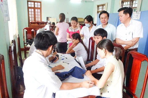 Ofrecerán exámenes médicos gratuitos a trabajadores en zonas industriales vietnamitas