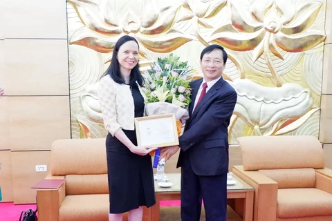 Vietnam condecora a la embajadora de Polonia con insignia de la amistad 