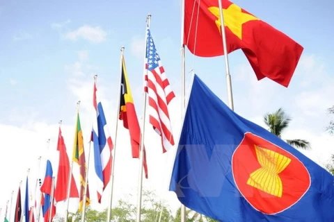 Escritores de ASEAN intercambian en Laos