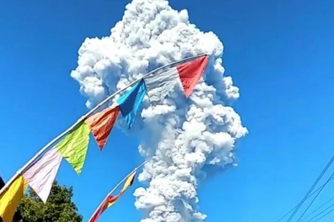 Volcán Merapi arroja enorme columna de ceniza en Indonesia
