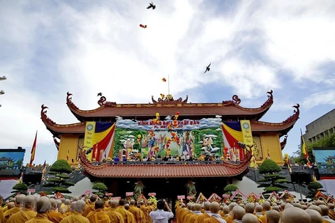 Jefa de movilización de masas de Vietnam felicita a dignatario budista en Día de Vesak