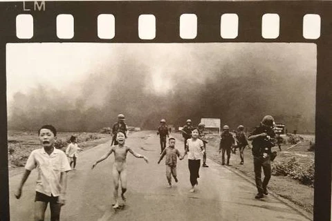 Fotógrafo ganador de Pulitzer dona objetos al museo de Vietnam