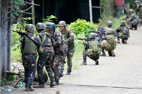 Ejército de Filipinas se enfrenta con rebeldes terroristas en Marawi