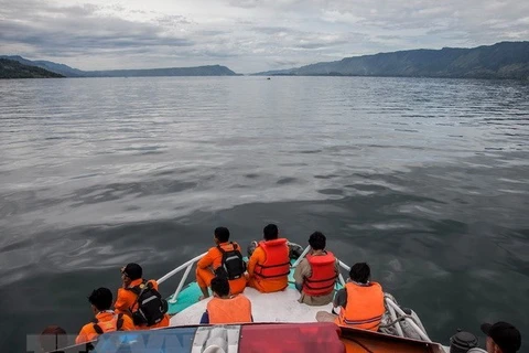 Indonesia aplica tecnología avanzada para buscar víctimas de naufragio en lago Toba 