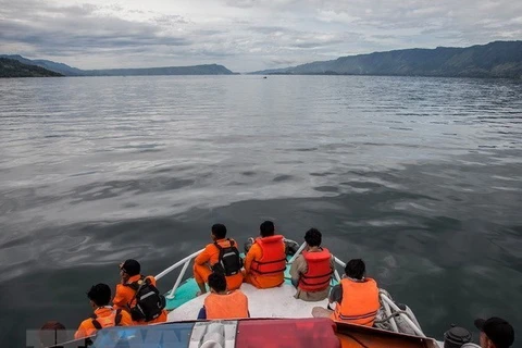 Indonesia localiza barco naufragado en lago Toba