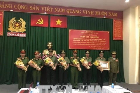 Policía de Ciudad Ho Chi Minh recibe la Orden de Desarrollo de Laos
