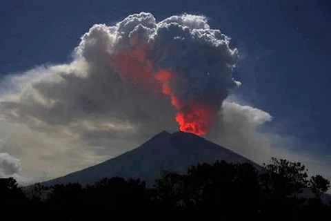 Cierran aeropuerto de Bali por erupción volcánica