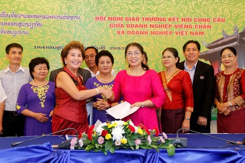 Efectúan conferencia de cooperación entre empresas vietnamitas y laosianas