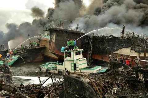 Indonesia: Decenas de buques calcinados en incendio en Bali