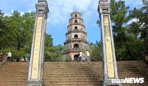 Jóvenes vietnamitas residentes en el extranjero conocen historia de ciudad imperial de Hue