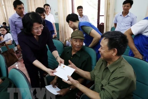 Funcionarios vietnamitas entregan regalos a inválidos y mártires de guerra