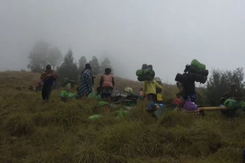 Indonesia trabaja para liberar a cientos de senderistas atrapados por terremoto 
