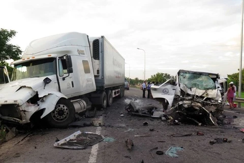 Al menos 13 personas murieron en accidente vial en provincia de Vietnam 