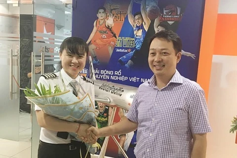 Aerolínea vietnamita reconoce a su primera mujer piloto al mando 