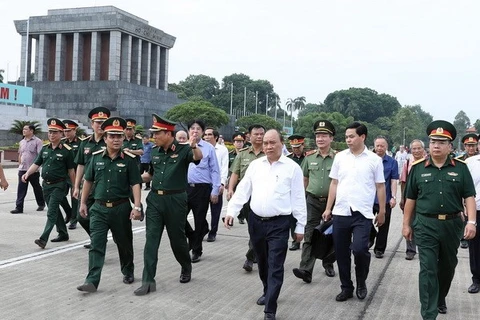 El primer ministro de Vietnam, Nguyen Xuan Phuc, inspecciona la labor del mantenimiento del Mausoleo del Presidente Ho Chi Minh