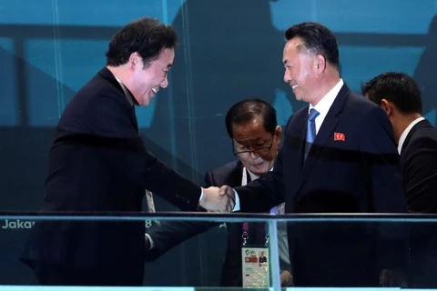 Dirigentes de las dos Coreas se reúnen con el presidente de Indonesia, Joko Widodo