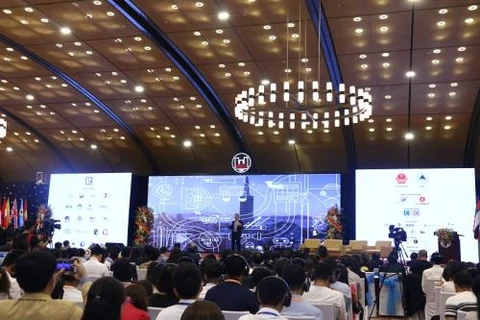 En Hanoi conferencia sobre nuevas tendencias en el sector inmobiliario 