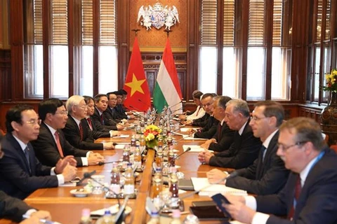 Firman Vietnam y Hungría numerosos documentos de cooperación
