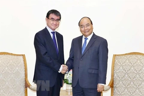 Premier de Vietnam recibe al canciller de Japón