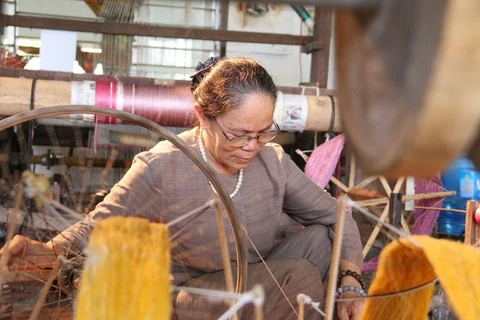 Mujer vietnamita se dedica al tejido a partir de “seda de loto” 