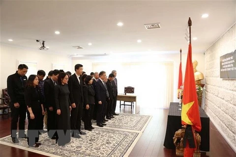 Embajadas de Vietnam en numerosos países efectúan honras fúnebres por presidente Dai Quang 
