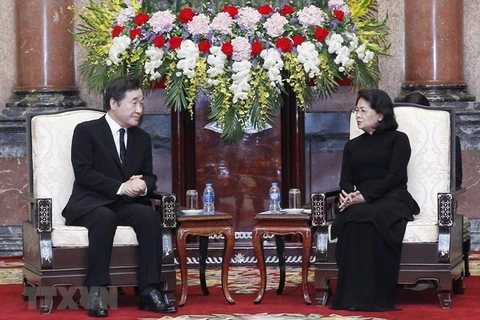 Presidenta interina de Vietnam recibe al primer ministro surcoreano 