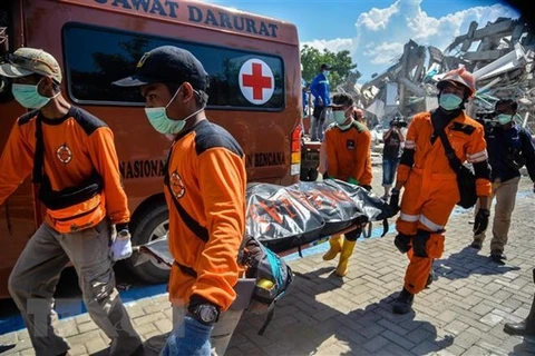 Asciende a más de mil 500 los fallecidos por sismo y tsunami en Indonesia