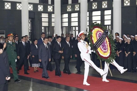 Delegaciones extranjeras rinden tributo a Do Muoi, exsecretario general del Partido Comunista de Vietnam 