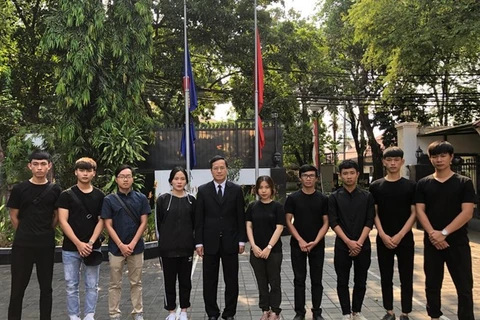 Llegan a Hanoi estudiantes vietnamitas atrapados en Indonesia tras sismo 