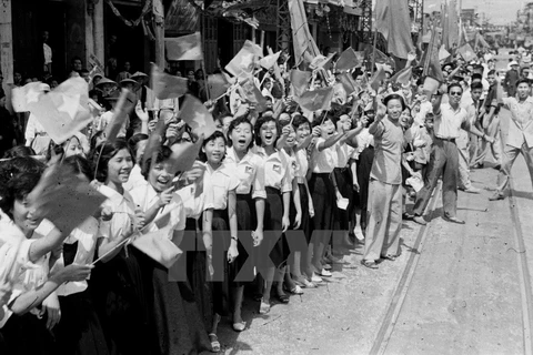 Exposición marca 64 aniversario de la liberación de Hanoi