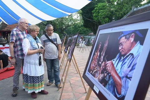 Exposición fotográfica resalta belleza de aldeas de oficios de Hanoi 