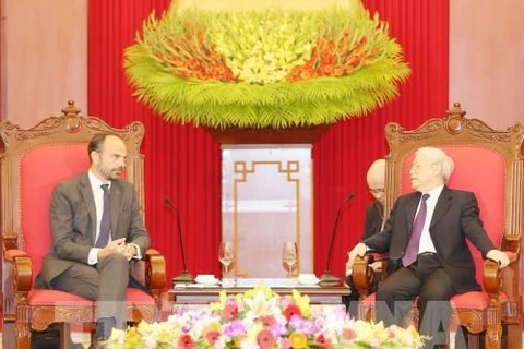 El secretario general del Partido Comunista y Presidente de Vietnam, Nguyen Phu Trong, recibe al primer ministro francés, Édouard Philippe