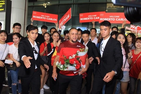 Roberto Carlos, leyenda del fútbol brasileño, de visita en Vietnam