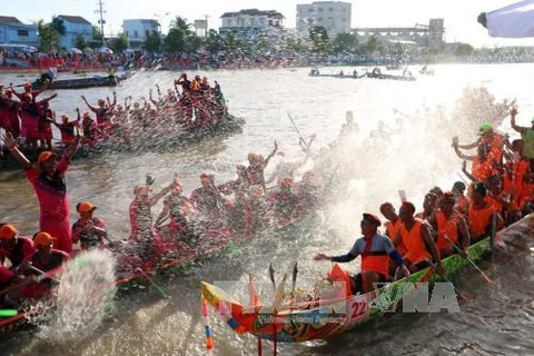Comunidad de Khmer en Vietnam celebra regata de barcos en festival Ok Om Bok