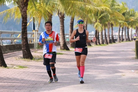 Cerca de dos mil corredores compiten en el maratón internacional de Bahía Ha Long