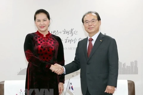 La presidenta de la Asamblea Nacional vietnamita, Nguyen Thi Kim Ngan, y el alcalde de la ciudad surcoreana de Busan, Oh Keo-don