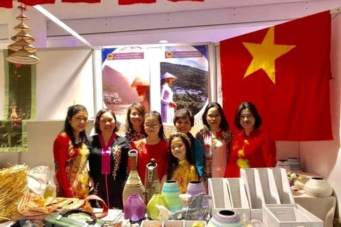 Vietnam participa en feria caritativa en Ucrania