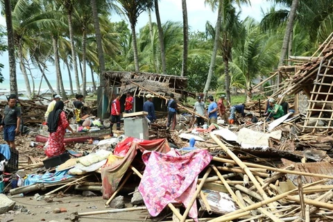 Afectados de tsunami en Indonesia reestabilizan la vida 