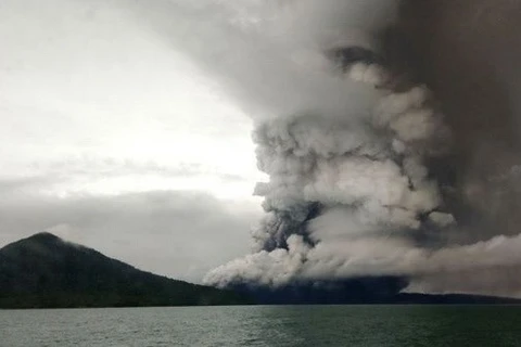 Indonesia aumenta alerta de erupción de volcán Anak Krakatau