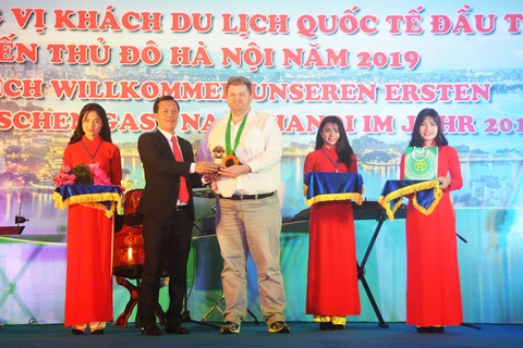 Hanoi recibe al primer turista extranjero de 2019
