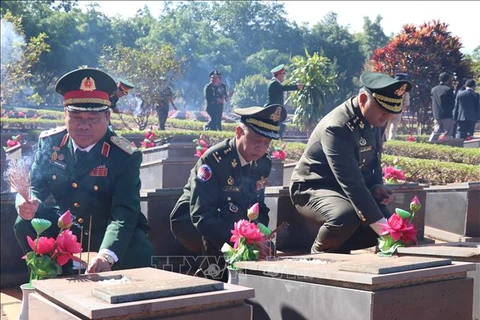 Funcionarios camboyanos homenajean a soldados vietnamitas caídos en lucha contra régimen de Pol Pot