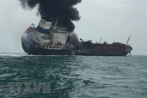 Al menos un muerto y dos desaparecidos al arder un barco petrolero vietnamita en Hongkong