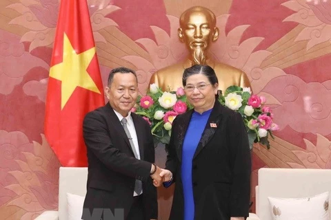 Pide vicepresidenta del Parlamento de Vietnam impulsar nexos entre las agencias de noticias de su país y Laos 